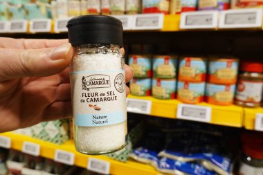 NETHERLANDS - JANUARY 2024: Fleur De Sel Le Saunier de Camarque kavanozu Hollanda 'daki bir Hanos toptan satışında Fransa' dan çıkarılan bir tuz