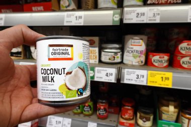 GERMANY - HAZİRAN 2024: REWE süpermarketinde satılık Sri Lanka 'dan organik hindistan cevizi sütü etiketi