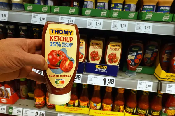 Alemanha Janeiro 2024 Aperte Garrafa Ketchup Tomate Marca Thomy Contém Imagens De Bancos De Imagens