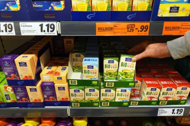 GERMANY - HAZİRAN 2024: Alışverişçi, Lidl süpermarketinden özel markalı biyoorganik bitki çayı Lord Nelson 'ı satın alır