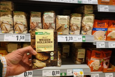 GERMANY - HAZİRAN 2024: REWE süpermarketinde tam buğday unu markası