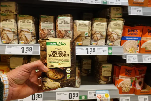 GERMANY - HAZİRAN 2024: REWE süpermarketinde tam buğday unu markası