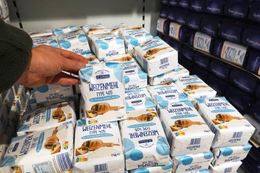 GERMANY - Ocak 2024: Bir Lidl süpermarketinde satılık özel etiketli buğday unu yığını