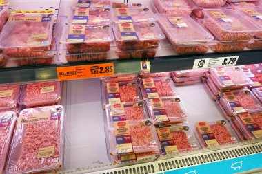 ALMANY - HAZİRAN 2024: Bir Lidl süpermarketinde işlenmiş et paketleriyle dolu soğutulmuş vitrin