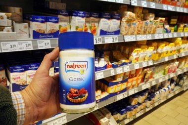 ALMANY - HAZİRAN 2024: Bir REWE süpermarketinde satılığa çıkarılan şekerin yerini alan plastik bir kavanoz Natreen tatlandırıcı