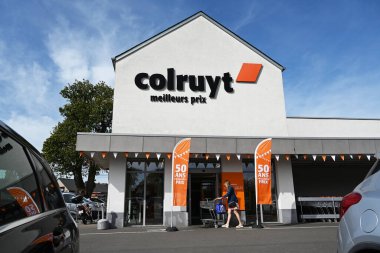 OPEYE, BELGIUM - EPTEBER 2023: Alışverişçi bir Colryt süpermarketine girer. Colruyt Group, Belçika 'nın çok uluslu bir aile şirketi..