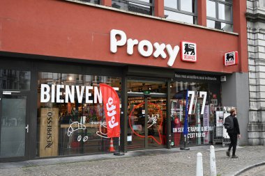 LIEGE, WALLONIA, BELGIUM - Eylül 2023: Haftanın her günü açık olan Vekil Delhaize mahalle süpermarketinin şubesi