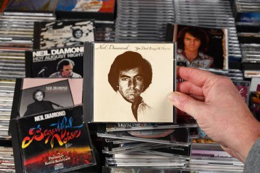 NETHERLANDS - FEBRUARY 2024: 1978 yılında Amerikalı şarkıcı-söz yazarı Neil Diamond 'ın You Don' t Bring Me Flowers adlı stüdyo albümünü bir koleksiyon fuarında satışa sundu.