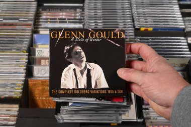 NETHERLANDS - FEBRUARY 2024: CD kayıt kutusu: Glenn Gould - A State of Wonder, Bach: The Complete Goldberg Variations, 1955 ve 1981 Kanadalı klasik piyanist Glenn Gould tarafından bir koleksiyoncu fuarında satışa sunuldu.