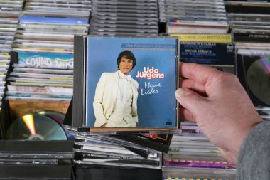The NETHERLANDS - Mart 2024: CD albümü: Die Grossen Erfolge, Udo Jrgens - Meine Lieder, In1984 Avusturya doğumlu besteci ve popüler müzik sanatçısı Udo Jurgens 'in bir koleksiyoncu fuarında satışa sunulan derleme albümünü yayınladı.
