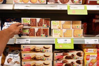 WALLONIA, BELGIUM - AĞUSTOS 2023: Bir süpermarkette özel marka Bio etiketi, organik bisküviler