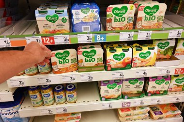 BELGIUM - AUGust 2023: Olvarit 'in bir süpermarkette bebekler ve bebekler için hazırladığı cam bir kavanozda Bio etiketli Yürüyen Yemekler. Olvarit, Danone 'ye ait bir Nutricia markası..