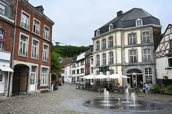 월로니아 벨기에 2023 스파의 중심에 분수와 아늑한 광장에 레스토랑과 테라스 스톡 사진