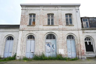 SPA, BELGIUM - AĞUSTOS 2023: Belçika Ardennes 'teki Spa tren istasyonunun yetersiz bakımlı istasyon binası