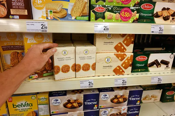 WALLONIA, BELGIUM - AĞUSTOS 2023: De Belgen, Les Belges marka geleneksel Belçika bisküvileri süpermarkette