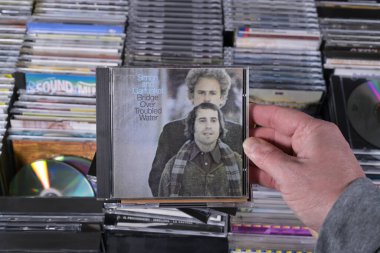 The NETHERLANDS - Temmuz 2024: Amerikan folk rock ikilisi, şarkıcı-söz yazarı Paul Simon ve şarkıcı Art Garfunkel 'in CD albümü bir koleksiyoncu fuarında satışa sunuldu.
