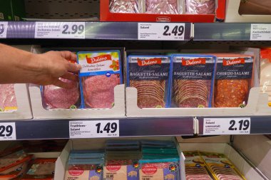 ALMANY - Haziran 2022: Şarküteri, bir Lidl indirimli süpermarketin soğutulmuş bölümünde et ürünleri hazırladı.