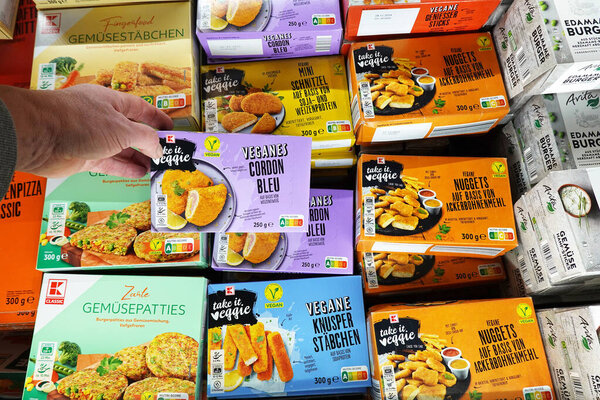 ГЕРМАНИЯ - 2024 апреля: Ассортимент замороженного растительного мяса от домашнего бренда в морозильнике гипермаркета кауфланда.