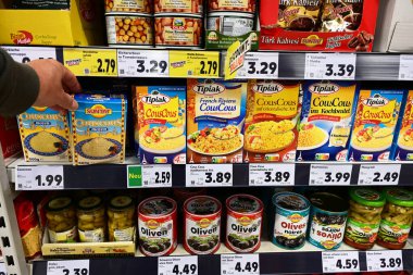 ALMANY - Haziran 2024: Akdeniz yemekleri için çeşitli malzemeler, Alman Kaufland Hypermarket 'inde Orta Doğu yemekleri.