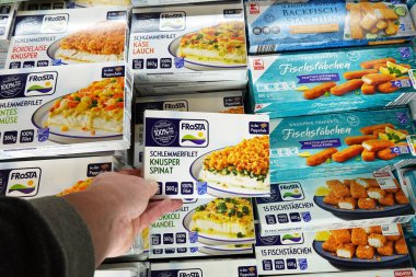ALMANY - Nisan 2024: Dondurucu bir Kaufland süpermarketinde donmuş deniz ürünleri gurmeleriyle dolu. Frosta, Avrupa 'nın en büyük donmuş gıda üreticilerinden biridir.