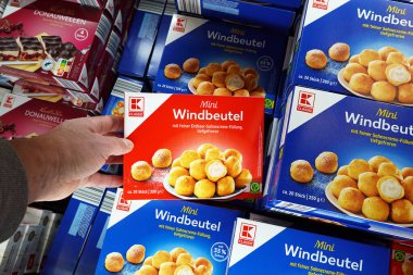 KLEVE, ALMANY - 9 NİSAN 2024: marketteki mini kremalı börekler. Dondurucu, Kaufland süpermarketinde paketlenmiş donmuş hamur işleriyle dolu..