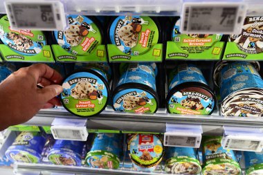 WALLONIA, BELGIUM AĞUSTOS 2024: Ben & Jerry 'nin dondurması bir hipermarket dondurucusunda. Ben & Jerry 's, çok uluslu Unilever şirketine ait bir Amerikan şirketidir.