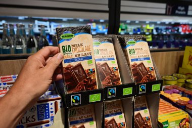 WALLONIA, BELGIUM AĞUSTOS 2024: Bir Lidl süpermarketinde Fairglobe özel markası Bio etiketi ve Fairtrade marka çikolataları göster.