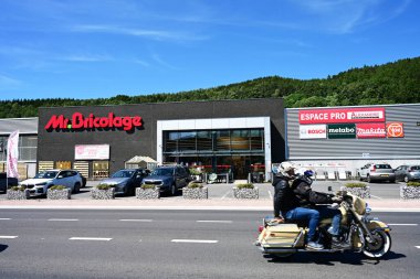 MALMEDY, BELGIUM - AĞUSTOS 2024: Bay Bricolage DIY mağazası, bir Fransız perakende zinciri ev geliştirme ve kendiniz yapın ürünleri sunuyor.