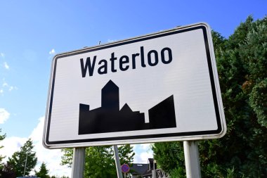 Belçika 'nın Walloon Brabant eyaletinde yer alan Wallonia belediyesinin Waterloo köyünün plasename işareti,