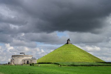 1815 Waterloo Muharebesi anıtı, Belçika, Brüksel yakınlarındaki Eigenbrakel 'in tarihi anıtı Aslan Tepesi' nin üzerindeki kara bulutlar.