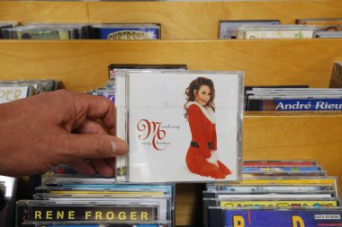 The NETHERLANDS - AUGust 2022: Christmas albümü: Mariah Carey Mutlu Noeller, Amerikalı şarkıcı ve söz yazarı Mariah Carey 'in bir ikinci el dükkanında yazdığı Noel şarkılarının CD kaydı.