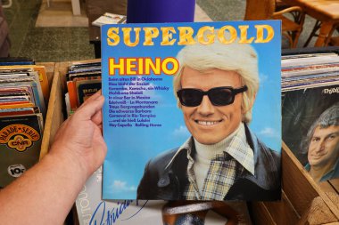 The NETHERLANDS - Heino - 1979 yılında Alman şarkıcı Schlager ve geleneksel Volksmusik Heino 'nun bir ikinci el mağazasında LP kayıtlarını yayınladı..