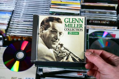 NETHERLANDS - JANUARY 2025: Glenn Miller - Koleksiyon, 1993 yılında Amerikan büyük orkestra şefi, aranjör, besteci, trombon sanatçısı Glenn Miller 'ın bir koleksiyoncu fuarında satışa sunulan derleme albümü..