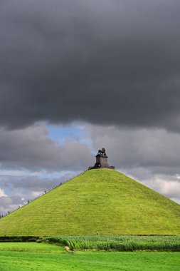 1815 Waterloo Muharebesi anıtı, Belçika, Brüksel yakınlarındaki Eigenbrakel 'in tarihi anıtı Aslan Tepesi' nin üzerindeki kara bulutlar.