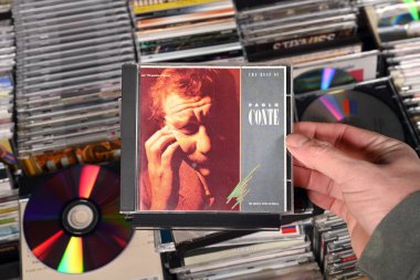 NETHERLANDS - JANUARY 2025: Albüm: The Best of Paolo Conte, 1986 'da Vinil LP' de İtalyan şarkıcı-söz yazarı, besteci ve çok enstrümanlı besteci Paolo Conte 'nin derleme albümünün CD versiyonu