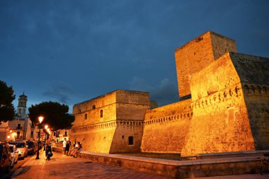 BARI, İTALYA - 20 Temmuz 2023: Bari, Puglia, İtalya 'nın aydınlanmış Swabian Kalesi' nin akşam çekimi