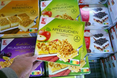 GERMANY - Nisan 2024: Alışveriş yapan kişi dondurulmuş elmalı turtayı bir Kaufland Hypermarket dondurucusundan seçti