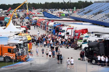 ASSEN, NETHERLANDS - Temmuz 2024: Kamyon Yıldızı Festivali, Assen 'deki TT Pisti' nde her yıl düzenlenen bir etkinliktir. İki günlük festival Avrupa 'nın en büyük taşımacılık etkinliği oldu.