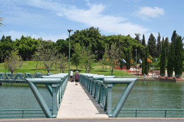 RA 'ANANA, ISRAEL - Mayıs 2023: Ra' anana belediye parkındaki küçük bir gölün üzerindeki yaya köprüsü
