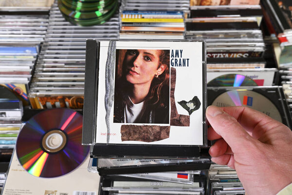 НИДЕРЛАНДЫ - МАРТ 2025: CD: Amy Grant - Lead Me On, пластинка 1988 года, выпущенная американской певицей, автором песен, музыкантом и автором, для продажи на ярмарке Мбаппе