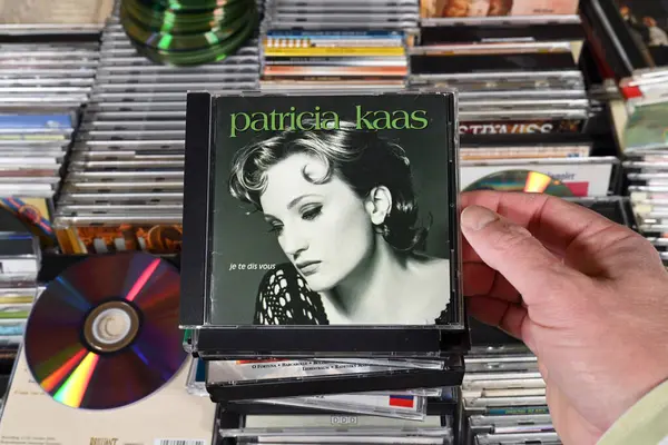 DRENTHE, NETHERLANDS - 19 Mart 2025: CD albümü: Patricia Kaas - Je Te Dis Vous, Fransız şarkıcı ve aktrisin 1993 yılında bir koleksiyoncu fuarında satışa sunulan CD kaydı.