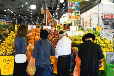 BNEI BRAK, ISRAEL - Mayıs 2023: Bnei Brak 'ta İsrail tarım ürünleriyle meyve ve sebze pazarında alıcılar
