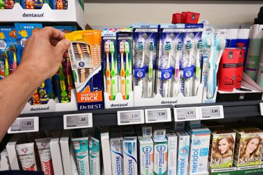 ALMANY - MAYIS 2025: Bir Lidl süpermarketinde çeşitli oral bakım ürünleriyle görüntüle.