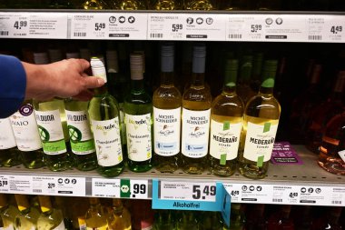 GERMANY - MAYIS 2025: Müşteri Alman REWE süpermarketinden bir şişe Biorebe marka İtalyan Bio-organik beyaz şarap seçti.
