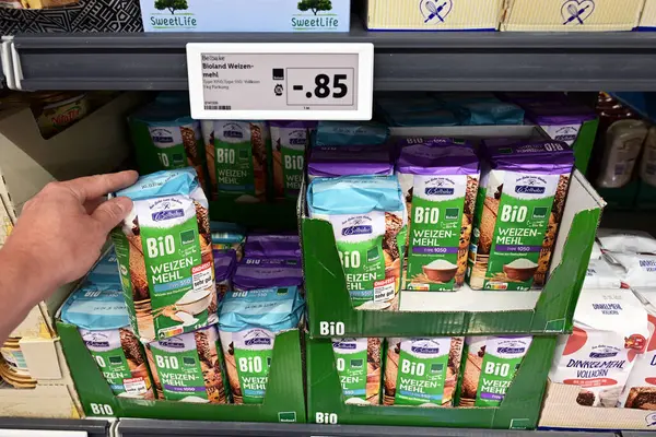 GERMANY - Mayıs 2025: Adil ticaret ve bir REWE süpermarketinde organik etiketli kahve markaları. Adil ticaret, gelişmekte olan ülkelerdeki üreticilerin iyi ticaret yapmalarına yardımcı olmak için tasarlanmış bir düzenlemedir..