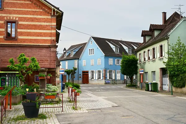 BalBRONN, ALSACE, FRANCE - MAYIS 2025: Balbronn 'un farklı renklerine boyanmış evler Alsace' in şarap yetiştirme bölgesinde tipik tarihi evleri olan bir köy.