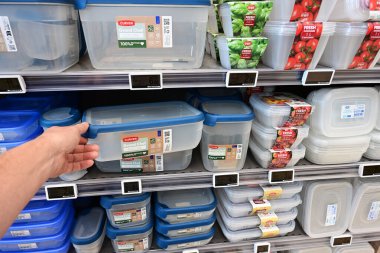 ALSACE, FRANCE - MAYIS 2025: bir E.Leclerc Hipermarketinde satılık plastik ev mutfak gereçleri ile raflar. Curver, Hollandalı bir plastik ev eşyası üreticisi..