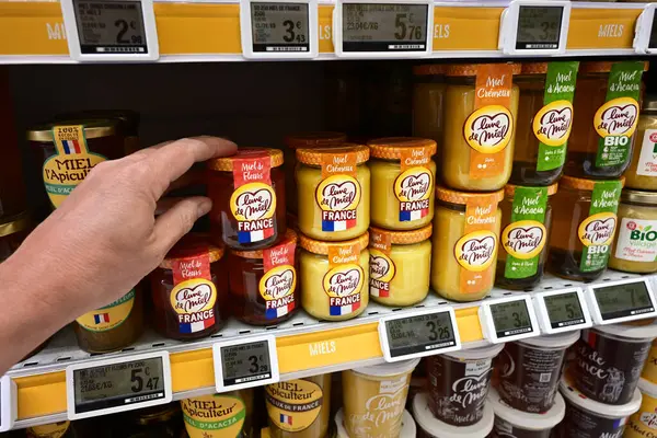 ALSACE, FRANCE - Mayıs 2025: bir markette Fransız Bal ürünleri. Fransa 'da E.Leclerc Hipermarketinde üretilen bal çeşitleriyle raflar