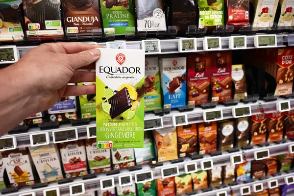 FRANCE - MAYIS 2025: Müşteri Leclerc 'in özel markası, Ekvador' un Marque Repere, Ecuador 'dan esinlenerek bir E.Lerclerc hipermarketindeki çikolatalardan çikolata topladı.