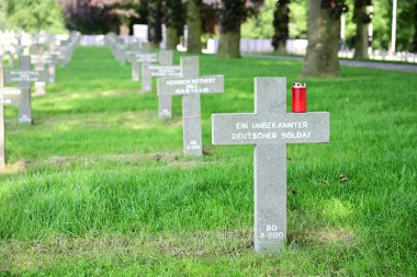 YSSELSTEYN, NETHERLANDS - HAZİRAN 2024: Ysselsteyn Alman savaş mezarlığı mezarı çizgilerinde üzerinde 